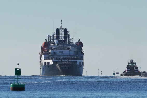 ship heads to horizon