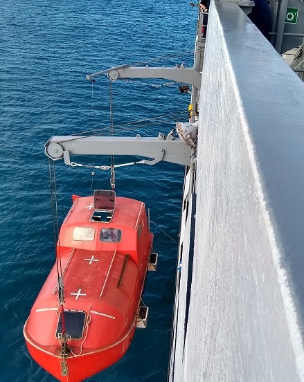 closeup of mechanics of lifeboats